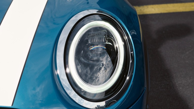 MINI Hatch cu 5 uşi – LED – faruri adaptive
